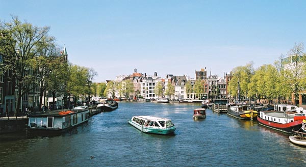ams00-ams2003p102F1010019_