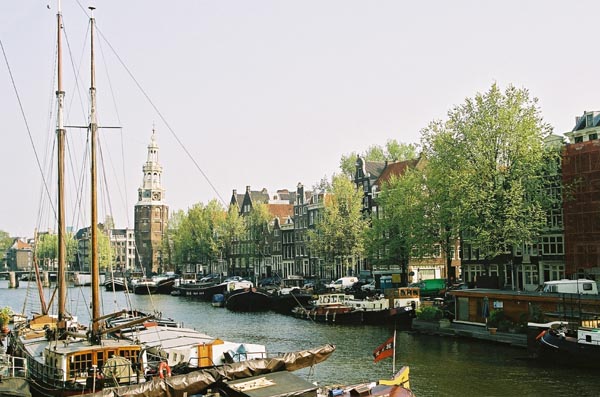 ams14-ams2003p123F1010015_