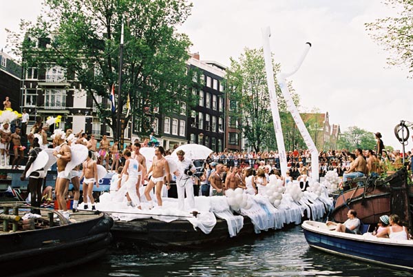 amsgay2003p105F1000030