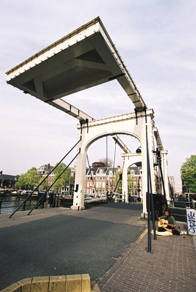 ams18-ams2003p154F1000008_