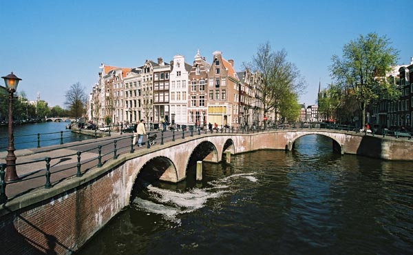 aa11-ams2003p108F1000014_